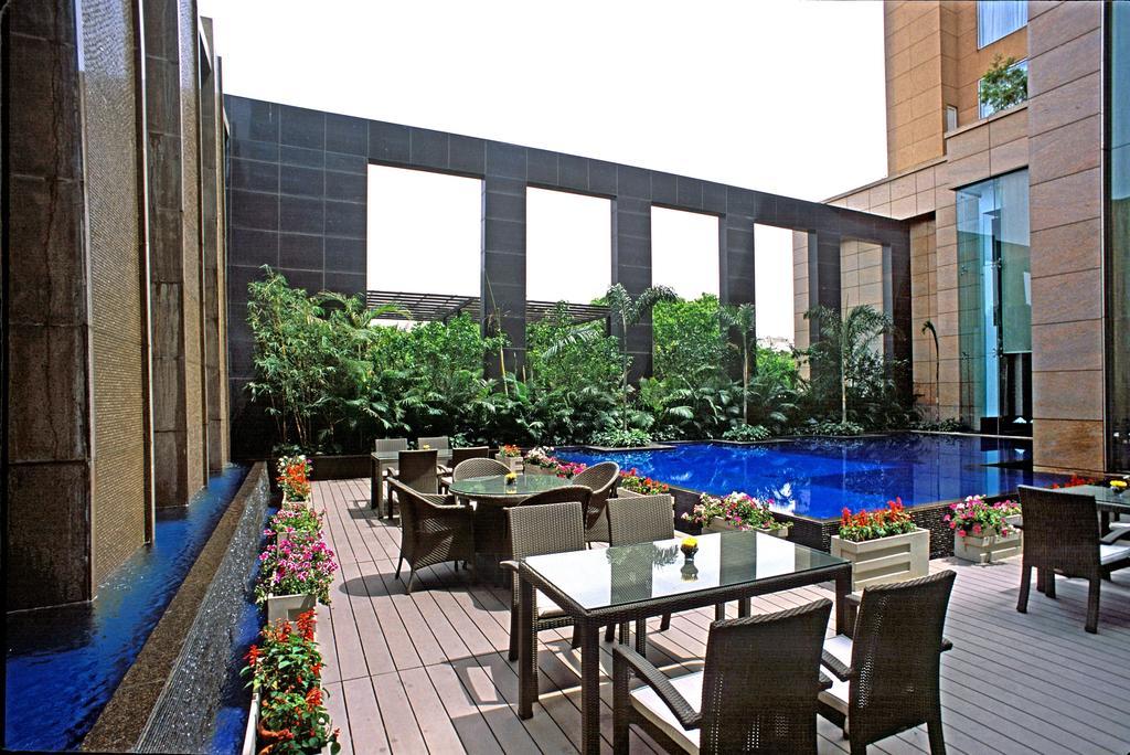 Hotel Radisson Noida Esterno foto