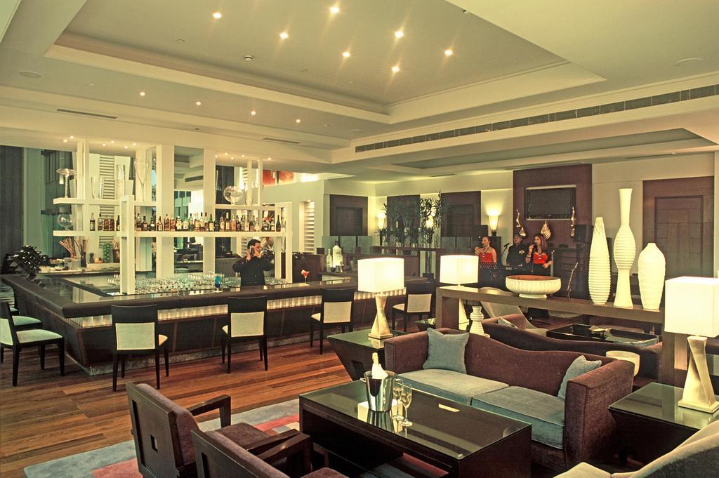 Hotel Radisson Noida Esterno foto