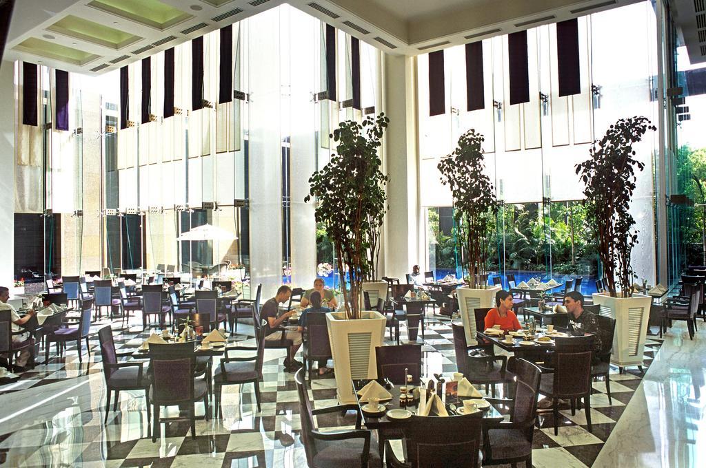 Hotel Radisson Noida Esterno foto