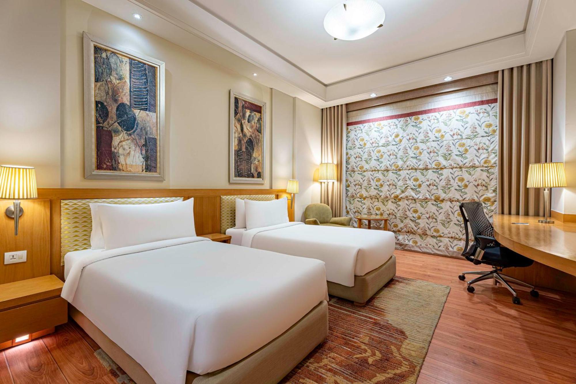Hotel Radisson Noida Esterno foto