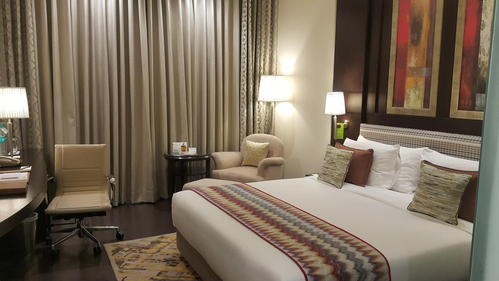 Hotel Radisson Noida Esterno foto