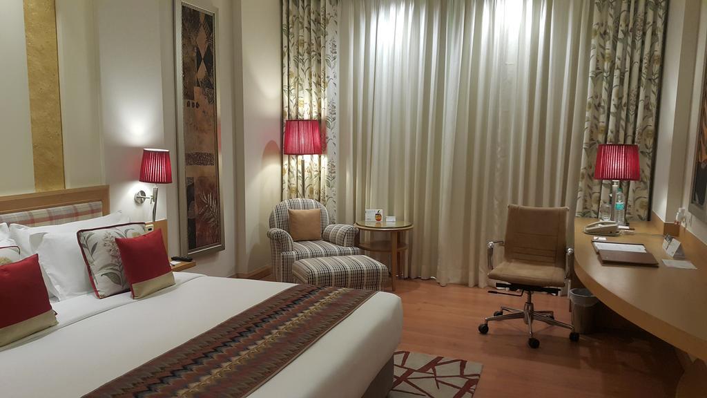 Hotel Radisson Noida Esterno foto
