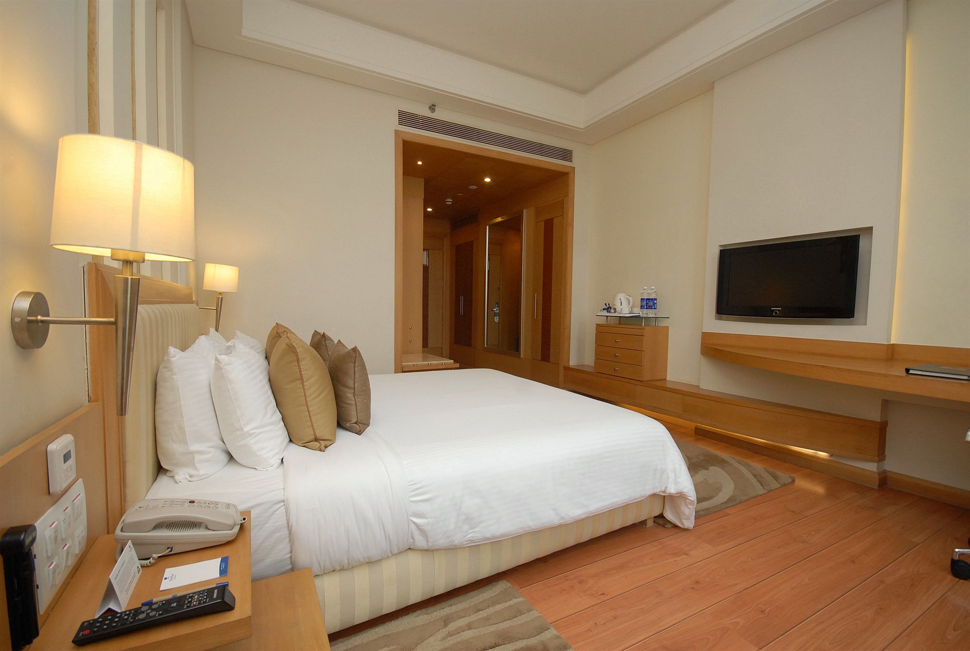 Hotel Radisson Noida Esterno foto