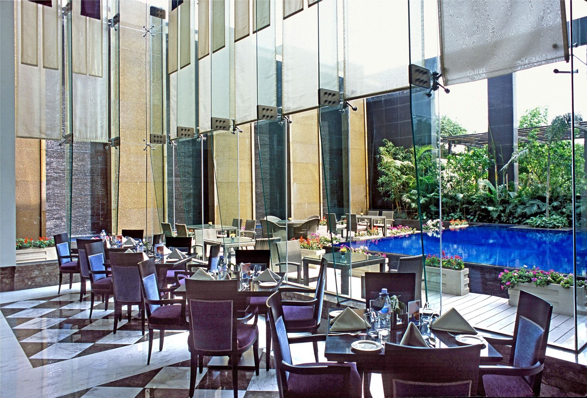 Hotel Radisson Noida Esterno foto