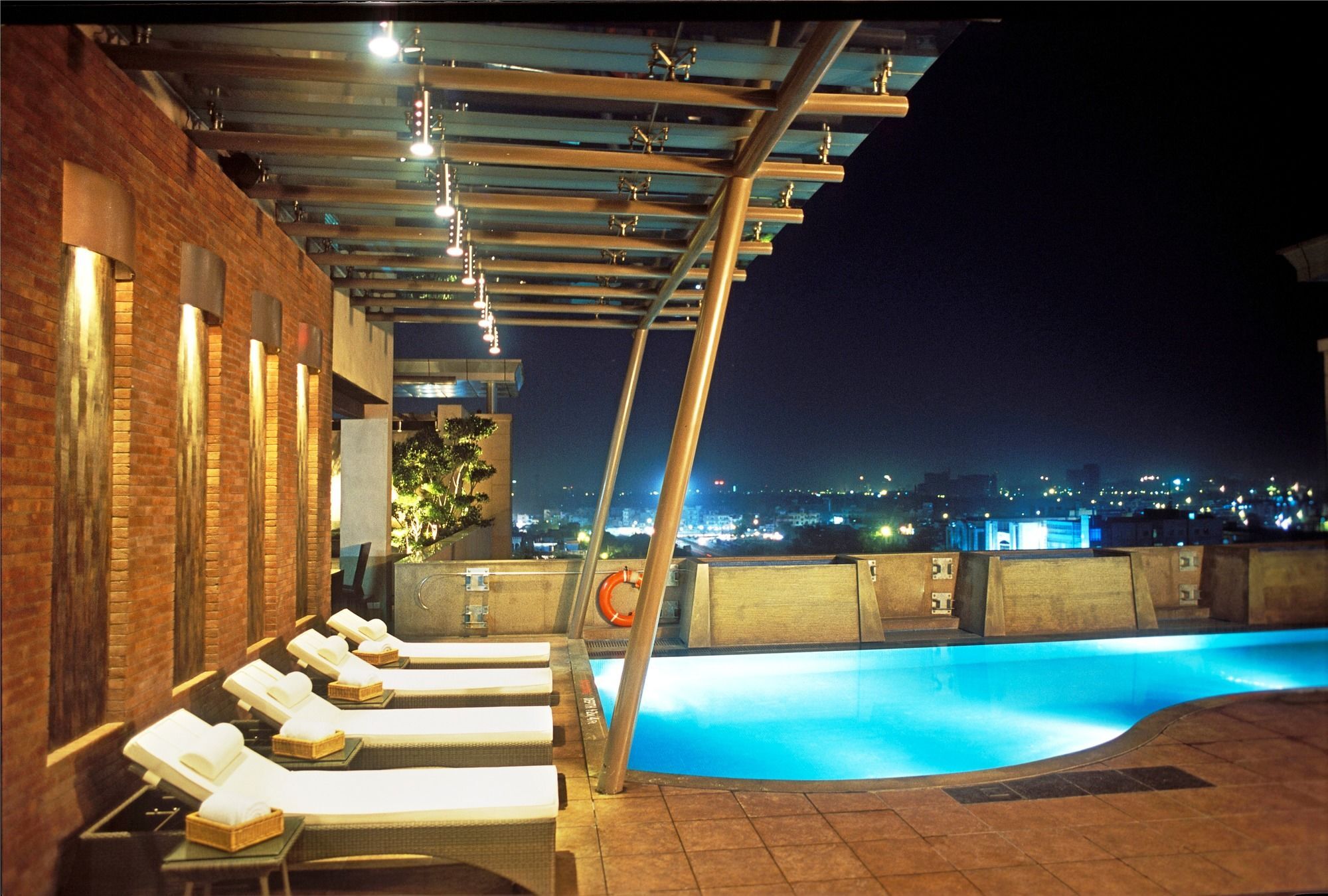 Hotel Radisson Noida Esterno foto