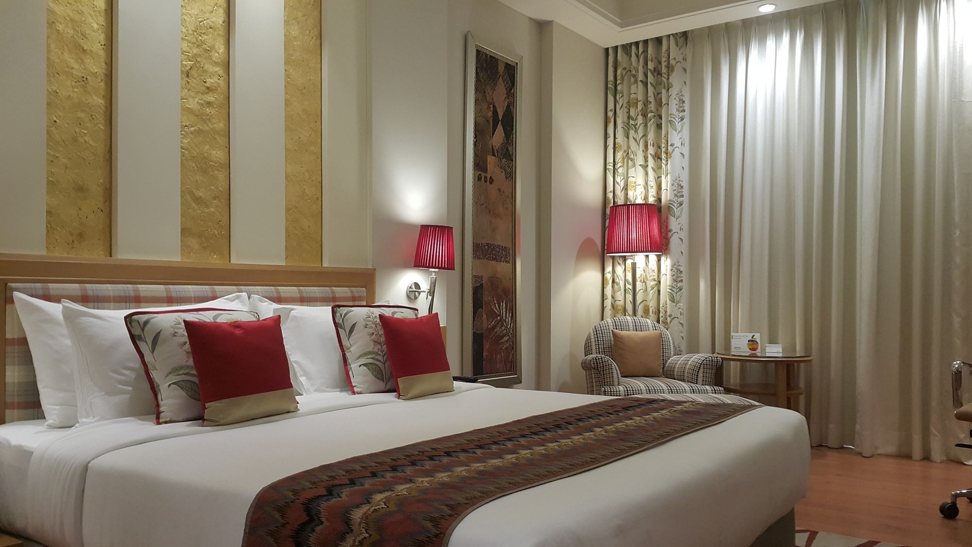Hotel Radisson Noida Esterno foto