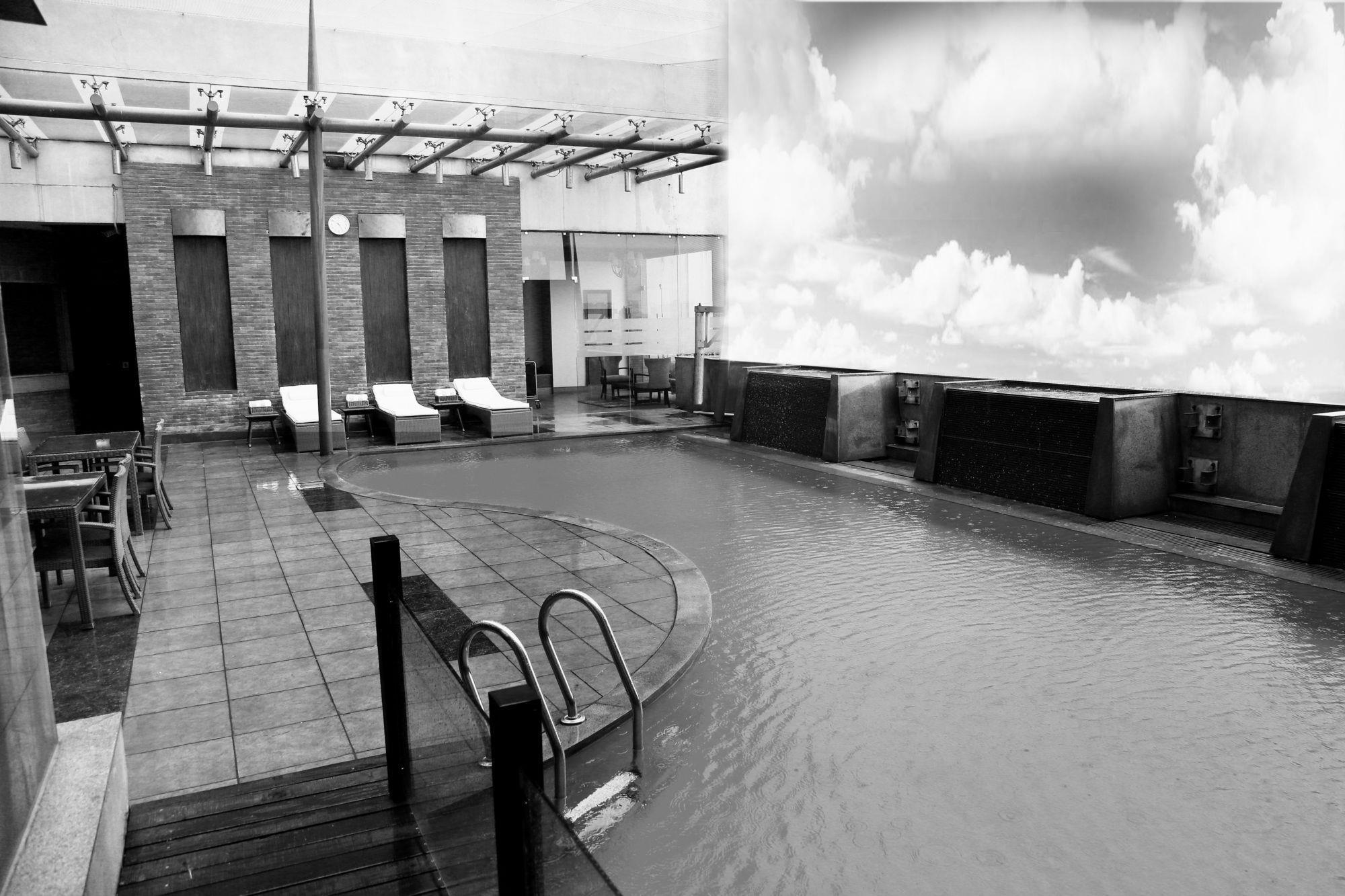 Hotel Radisson Noida Esterno foto